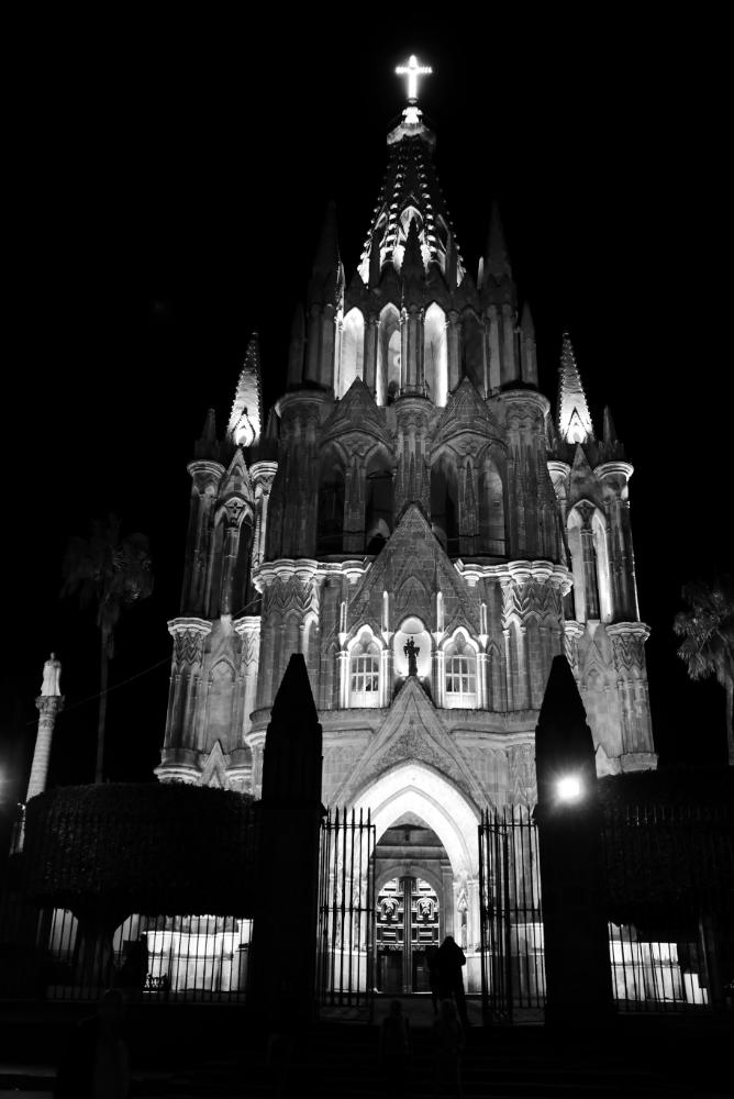 Central church in San Miguel de Allende by night
