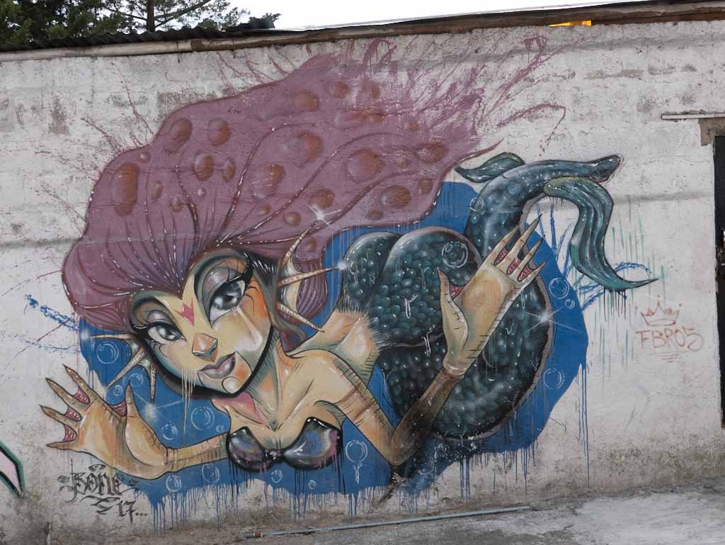 QUito street art: Guapolo girl
