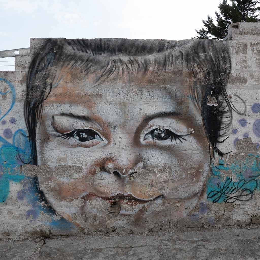 Quito street art: kiddo in Guapolo